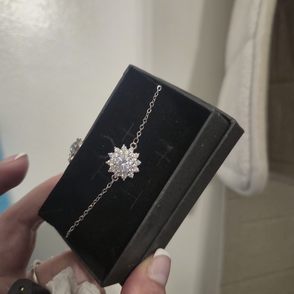 Elegant Silver Floral Pendant Necklace